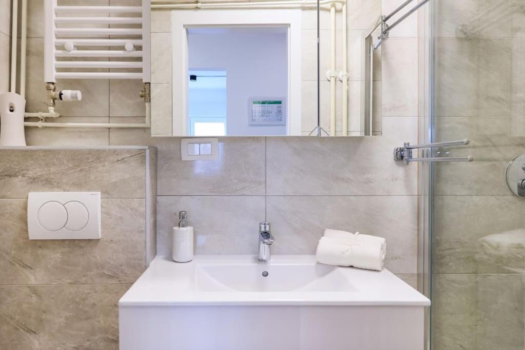 Cozy Enigma: Elegant Haven 1bdr Apartma